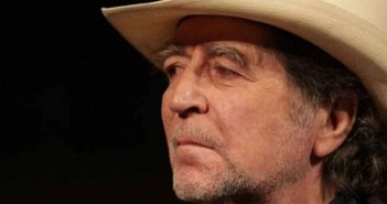 Joaquín Sabina despierta y quiere fumar