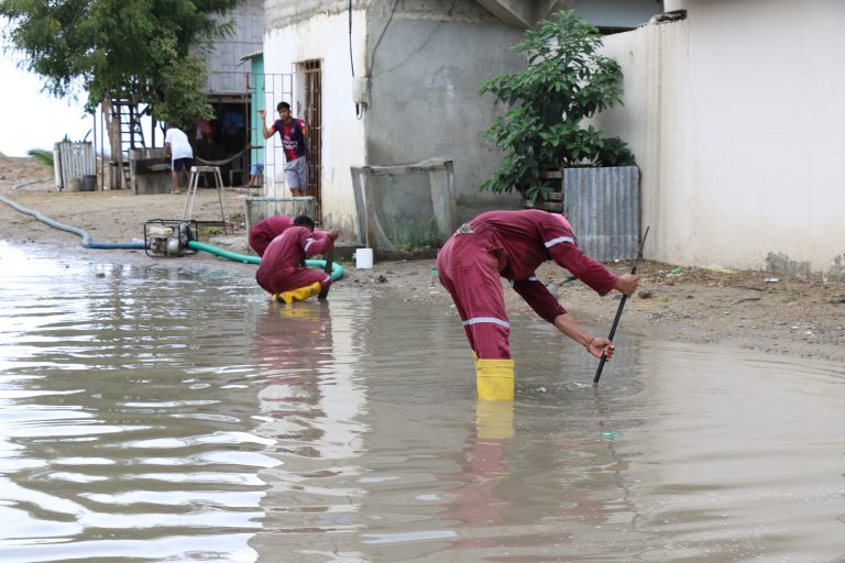 MUNICIPIO DE SALINAS, EN CONJUNTO CON AGUAPEN EP REALIZÓ TRABAJOS DE LIMPIEZA EN ALCANTARILLAS DE AGUAS LLUVIAS