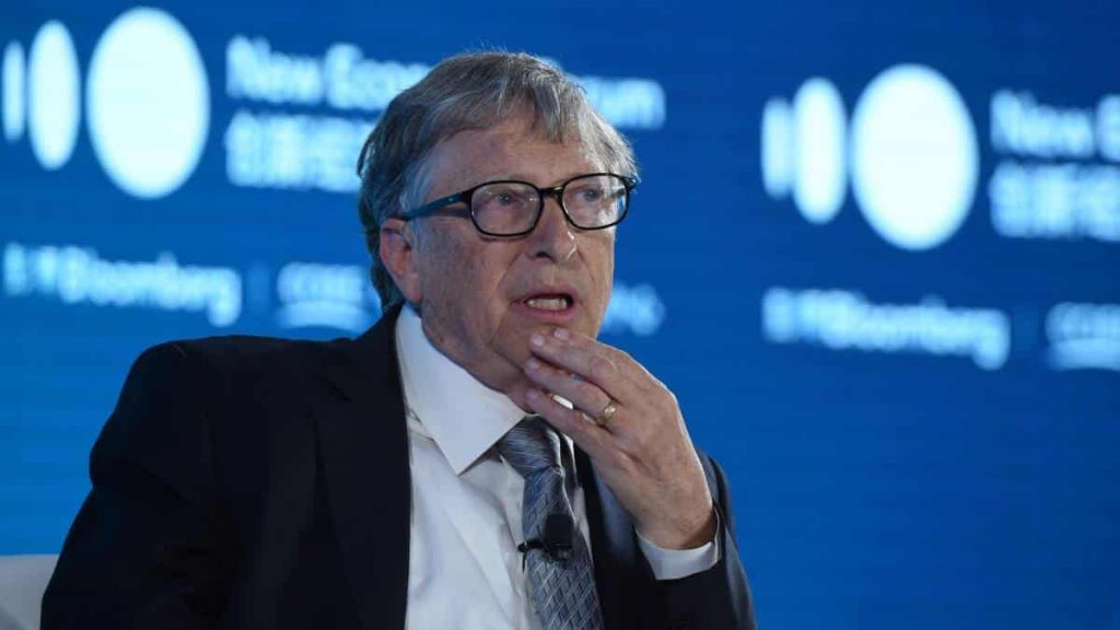 Gates explicó que la inmunidad adquirida podría terminarse debido a la aparición de una variante
