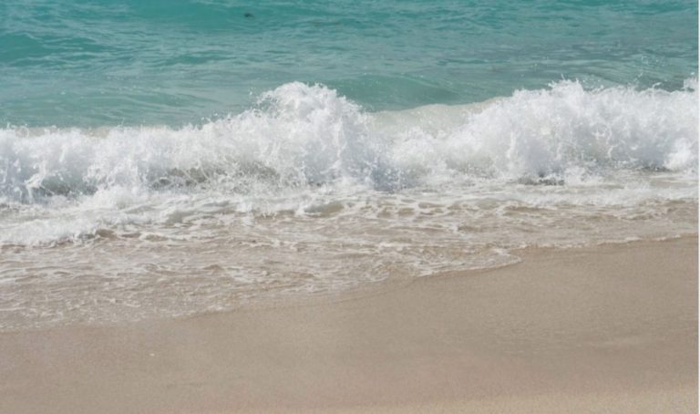 Hallan muertos a tres niños en playa de Nueva York