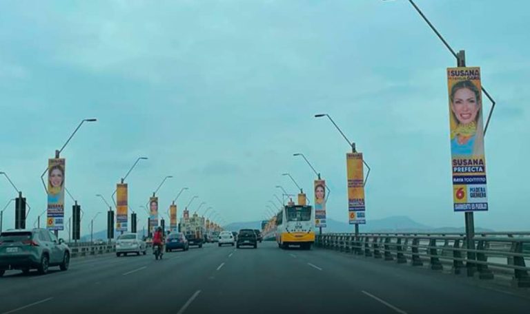 Carteles con propaganda política colgados en el Puente de la Unidad Nacional, pese a orden de retiro