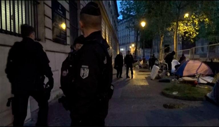 UN CAMPAMENTO DE MIGRANTES EN PARÍS FUE DESALOJADO ANTES DE LOS JUEGOS OLÍMPICOS
