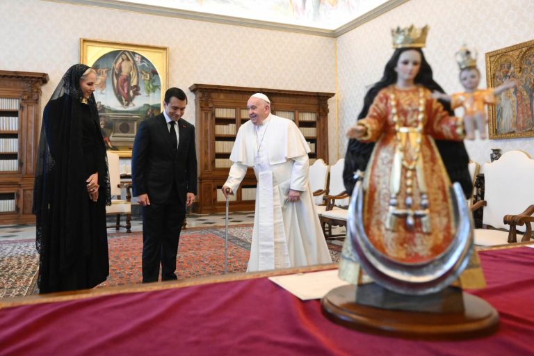 PRESIDENTE DE ECUADOR OBSEQUIA ICONO DE LA VIRGEN DEL CISNE AL PAPA FRANCISCO