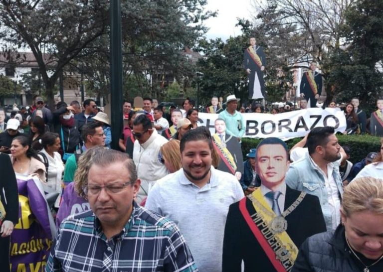 SIMPATIZANTES DE DANIEL NOBOA SE CONCENTRAN EN LA PLAZA GRANDE DE QUITO
