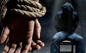 Una banda delictiva secuestró a un adolescente para obligarlo a extorsionar y vender droga, en Quito