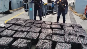 Militares hallan 37 bultos en altamar, se presume que contienen droga