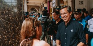 Municipio de Guayaquil devuelve a comerciante la mercadería robada por agentes