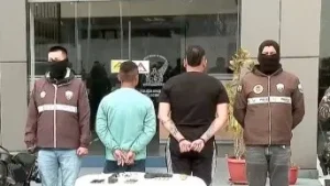 Tres detenidos en diferentes operativos por presunta extorsión y microtráfico, en Quito