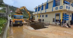 Enorme socavón afecta la terminal terrestre de Celica, en Loja