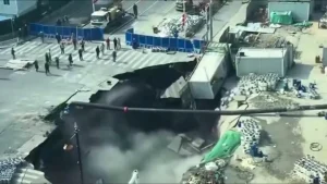 Colapso de una carretera causa cierre en área de construcción en China