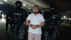 Leonardo Cortázar fue extraditado a Ecuador, desde Panamá, y es trasladado a la Cárcel del Encuentro