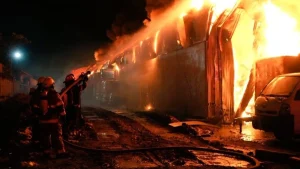 Un incendio destruye una ensambladora de motos en el sur de Guayaquil
