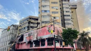 Otro edificio en riesgo de colapso tras incendio en el centro comercial Multicomercio de Guayaquil