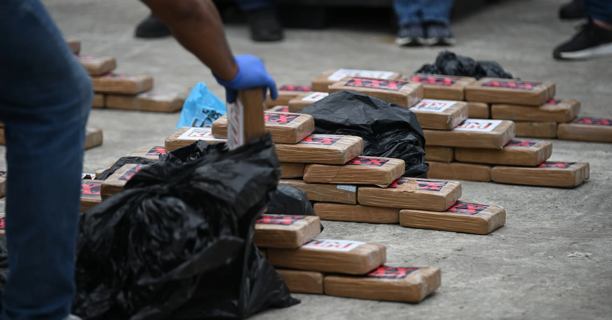 Ecuador y EE. UU. han incautado más de 100 toneladas de droga en 15 ...