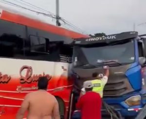 Varillas de camión se incrustaron en bus tras choque en la vía a Daule: varios pasajeros quedaron atrapados