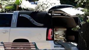 Con un ataúd dorado y fuerte despliegue de seguridad, sepultan a El Mencho en Jalisco