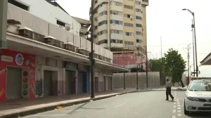 Personas vuelven a transitar por las calles del complejo Multicomercio en el centro de Guayaquil