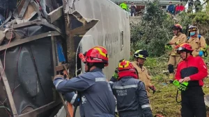 Fatal volcamiento de un bus en Azogues deja al menos dos muertos