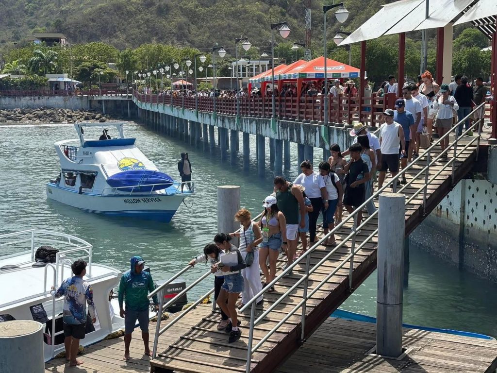 Turistas embarcando en los botes en Puerto López, para un paseo de bahía. Enero 01 de 2026