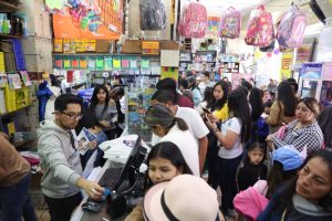 Aumenta la demanda de útiles escolares y uniformes, a semanas del inicio de clases