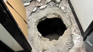Ladrones armados asaltan un banco y escapan por un túnel en Italia