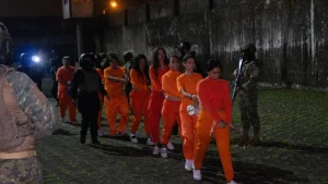 Mujer sentenciada por asesinar a su hijo y hervir el cuerpo en una olla, entre las reclusas trasladadas a la cárcel La Roca