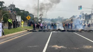 Moradores cierran la vía E35, en el sector de Palugo, como protesta por la muerte de una adulta mayor atropellada
