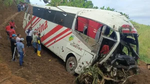 Un bus cayó por una quebrada en Manabí y dejó 14 heridos