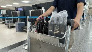 Desde el 4 de mayo, viajeros solo podrán ingresar tres litros de licor sin impuestos