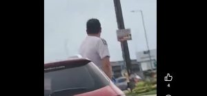 Guayaquil: Video capta a hombre aparentemente orinando por la ventana de un vehículo en marcha