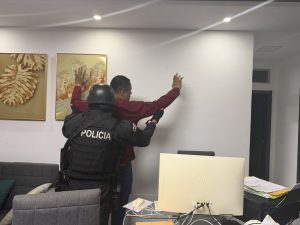 El alcalde de Esmeraldas, Vicko Villacís, fue retenido por la Policía Nacional