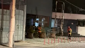 Quito amanece con un auto incinerado y dos explosiones que dejan daños en instituciones públicas