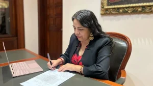 Marisol Peñaloza ya despacha como alcaldesa subrogante de Cuenca