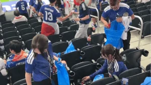 La hinchada japonesa recogió la basura del estadio tras partido del Mundial 2026