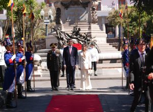 Santiago Peña participa en una ofrenda floral durante su visita oficial a Ecuador