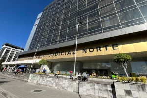 Juez autoriza que Aquiles Alvarez esté acompañado por sus abogados y su esposa durante el juicio del caso Triple