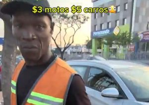 Ciudadanos denuncian presuntos cobros excesivos de cuidacarros en los exteriores del Centro de Convenciones de Guayaquil
