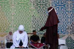 Pareja recibe latigazos en público por besarse en un video de TikTok en Indonesia
