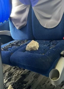 Bus interprovincial fue atacado con piedras en Carapungo, al norte de Quito