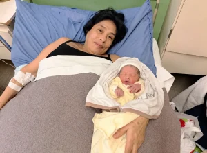 Mujer de 62 años se convierte en madre por primera vez tras un tratamiento de fertilidad en Argentina