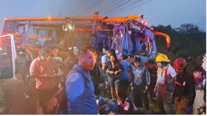 Fuerte choque entre bus y tanquero cargado de gasolina deja 20 heridos en Santa Elen