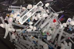 Clausuran cinco farmacias en Azogues tras hallar medicamentos reportados como robados y múltiples irregularidades