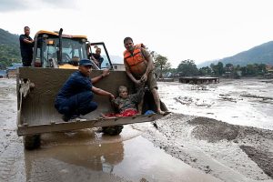 Nepal da marcha atrás y permite ayuda internacional tras devastadoras inundaciones
