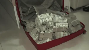 Policía y su pareja fueron condenados a 29 años por lavado de activos: tenían USD 592.091 en efectivo