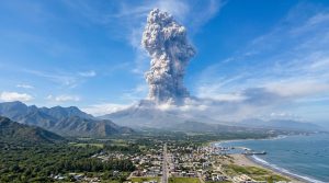 VOLCÁN EN INDONESIA EN ACTIVIDAD ERUPTIVA