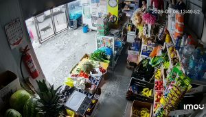 MUJER FUE CAPTADA ROBANDO EN QUITO