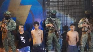 DETENIDOS EN SANTO DOMINGO CON ARMAS Y DROGA