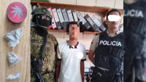 MENORES DE EDAD CON DROGA EN SU PODER AL INTERIOR DE UNIDAD EDUCATIVA EN GUAYAQUIL