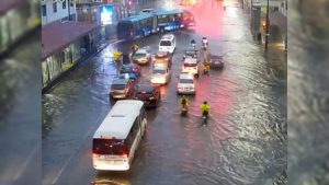 LLUVIAS GENERAN PROBLEMAS Y SUSPENDEN CLASES EN ALGUNAS CIUDADES DEL PAÍS