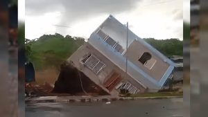 RÍO ARRASÓ CON UNA VIVIENDA EN SANTA ELENA